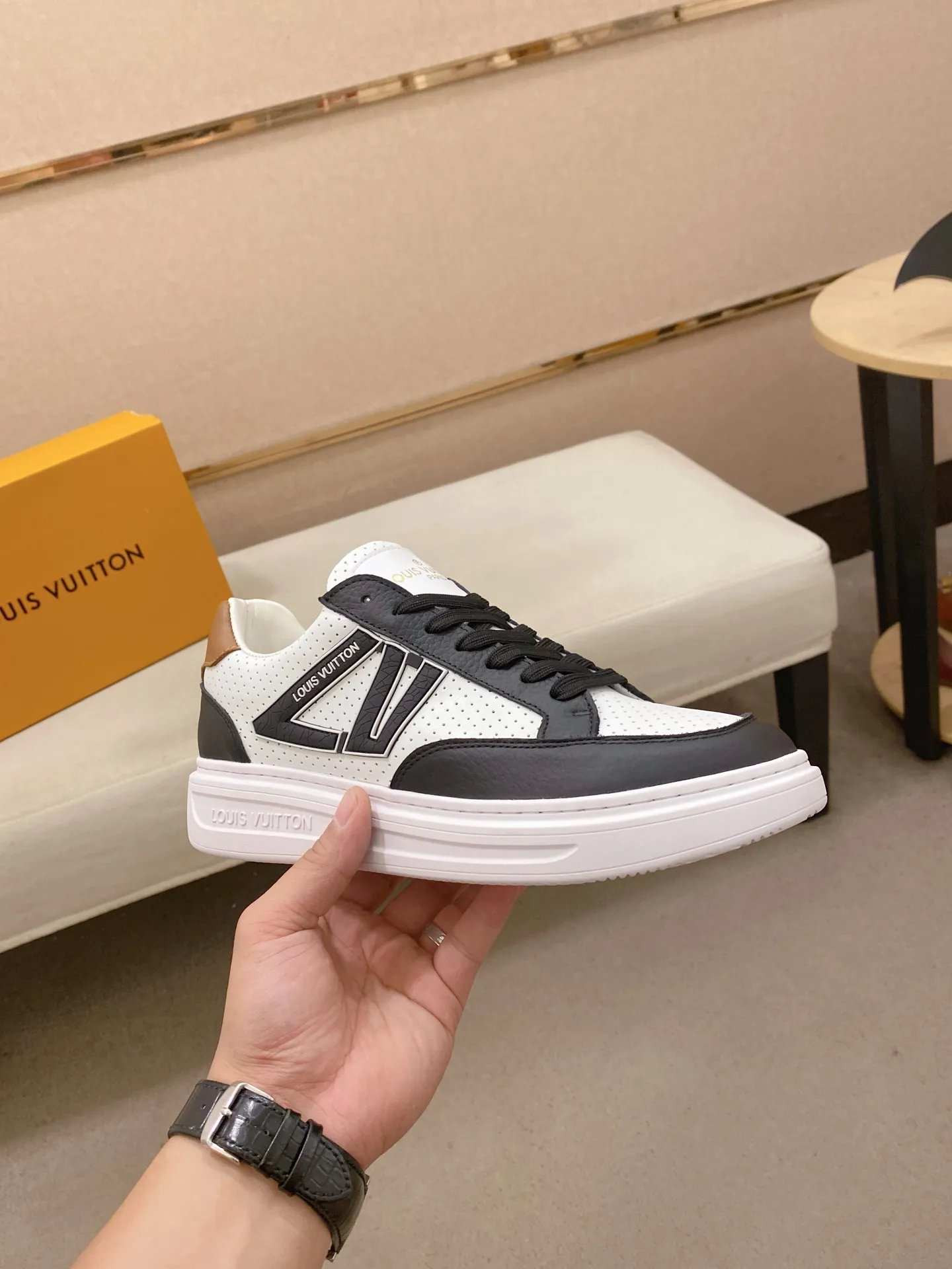 Men's shoes 💰: 420💰🎉🎉LV~Louis Vuitton trendy men's shoes New shipments Latest matching The same style as the official website Super high quality Hot sales of the season [strong] [strong] [strong] Selected first-layer cowhide, comfortable cowhide lining, original last, comfortable on the foot, wear-resistant rubber outsole Size number: 38-44.